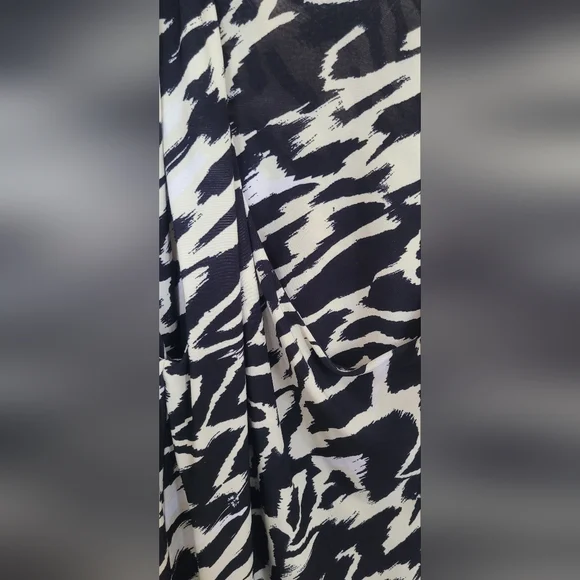 Chic Black and White Abstract Print Dress - Picture 15 of 16